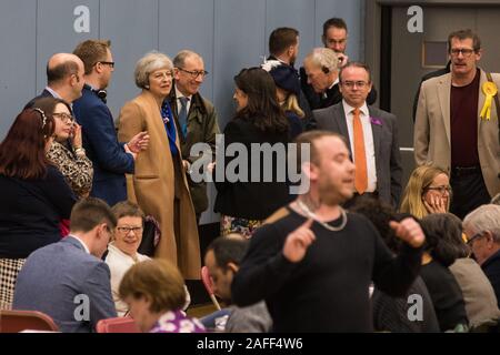 Maidenhead, Großbritannien. 13. Dezember, 2019. Ehemalige konservative Premierminister Theresa May kommt an der Zählung für die allgemeinen Wahlen für die 70563 con Stockfoto