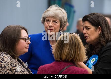 Maidenhead, Großbritannien. 13. Dezember, 2019. Ehemalige konservative Premierminister Theresa May kommt an der Zählung für die allgemeinen Wahlen für die 70563 con Stockfoto