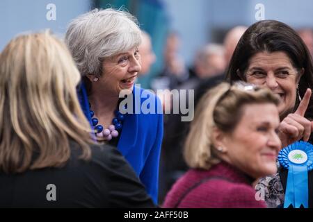 Maidenhead, Großbritannien. 13. Dezember, 2019. Ehemalige konservative Premierminister Theresa May kommt an der Zählung für die allgemeinen Wahlen für die 70563 con Stockfoto