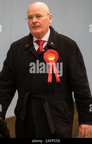 Maidenhead, Großbritannien. 13. Dezember, 2019. Pat McDonald (Arbeit) stellt Verfahren vor den allgemeinen Wahlen zählen für die 70563 Wahlkreis. Credit: M Stockfoto