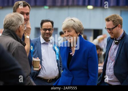 Maidenhead, Großbritannien. 13. Dezember, 2019. Der ehemalige Premierminister Theresa May (konservativ) stellt Verfahren vor den allgemeinen Wahlen zählen für die Maidenh Stockfoto