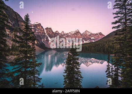 Ein Bild über Moraine Lake im Banff National Park, Alberta, Kanada. Bei Sonnenaufgang auf einem ruhigen See genommen. Stockfoto