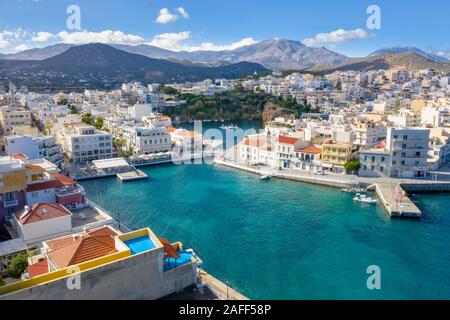 Agios Nikolaos, einem malerischen Küstenort mit bunten Gebäuden rund um den Hafen im östlichen Teil der Insel Kreta, Griechenland. Stockfoto