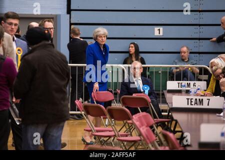 Maidenhead, Großbritannien. 13. Dezember, 2019. Der ehemalige Premierminister Theresa May (konservativ) und ihr Ehemann Philip Verfahren beobachten, die auf der allgemeinen Elec Stockfoto