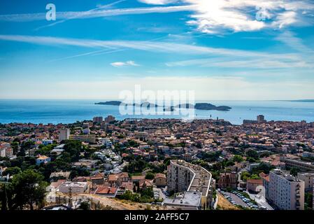 Panoramablick auf die Frioul-inseln von Notre Dame de la Garde Basilika gesehen, ohne die Menschen, die auf einem frühen Sommer sonnigen Nachmittag, Marseille, Franc Stockfoto