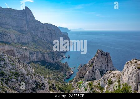 Panoramablick auf die calanque sugiton von einem Aussichtspunkt gesehen auf Anfang Sommer sonnigen Nachmittag, Marseille, Frankreich Stockfoto