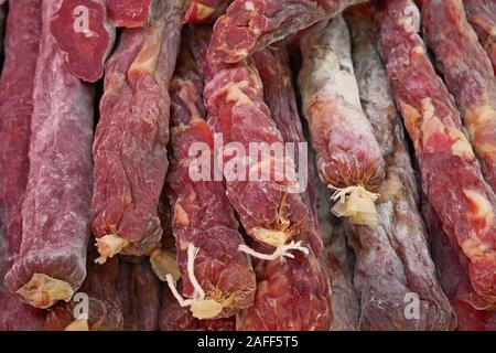 Ein Haufen von Raw getrocknete Würste im Freien, Nahaufnahme Stockfoto