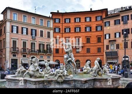 Rom, Italien, 9. Mai 2018: Der Brunnen von Neptun und seine vielen Skulpturen in der herrlichen Piazza Navona. Stockfoto