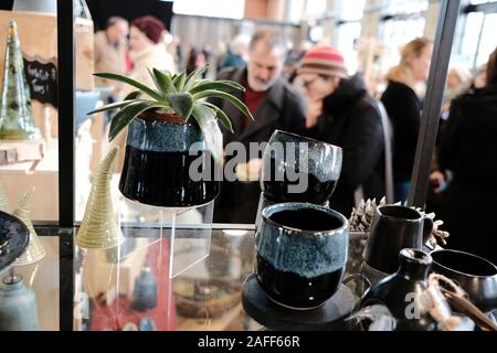 Ein Paar an Töpferei an der Ottawa Töpfer Gilde Urlaub Verkauf, Gartenbau, Lansdowne Park, Ottawa, Ontario, Kanada. Stockfoto