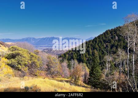 Rocky Mountain Wasatch Front Peaks, panorama Querformat von Butterfield canyon Oquirrh Palette von Rio Tinto Bingham Kupfermine, Great Salt Lake Va Stockfoto