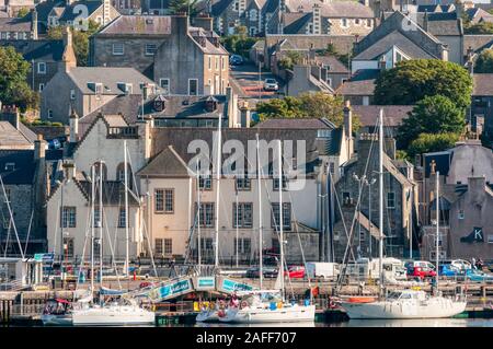 Die Stadt und die Küste von Lerwick, Shetland, vom Meer aus gesehen. Stockfoto