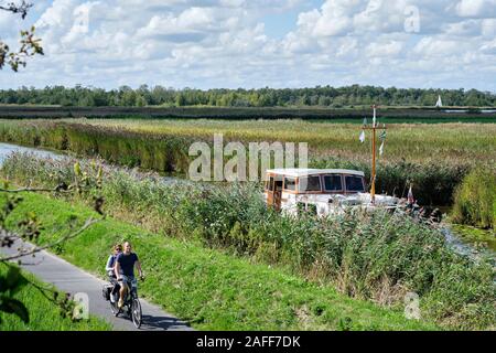 Erholung auf dem Wasser an der Woerdense Verlaat, Utrecht, Niederlande. Stockfoto