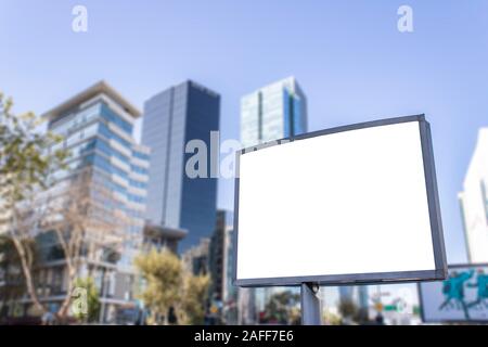 Close-up Werbung zu unterzeichnen. In den weißen Hintergrund. Im Sommer fotografiert. Stockfoto