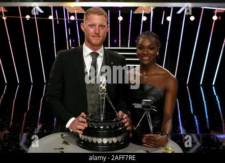 Ben Stokes (links) posiert mit dem BBC Sports Personality of the Year Award, zusammen mit der drittplatzierten Dina Asher Smith während der BBC Sports Personality of the Year 2019 bei der P&J Live, Aberdeen. Stockfoto