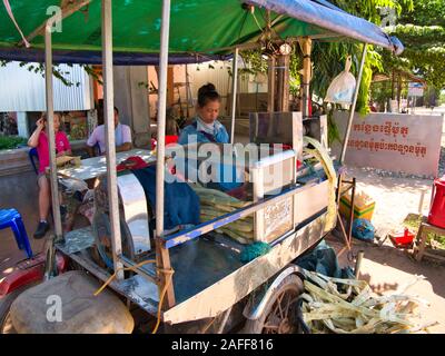 Einen Straße Seite Zuckerrohr Saft Verkäufer bereitet Saft auf Seide Insel/Koh Dach, Kambodscha. Stockfoto