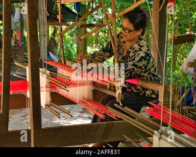 Eine Frau Weber produzieren Seide auf einer traditionellen Webstuhl auf Seide Insel/Koh Dach in der Nähe von Phnom Penh in Kambodscha Stockfoto