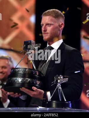 Ben Stokes posiert mit dem BBC Sports Personality of the Year Award während der BBC Sports Personality of the Year 2019 bei der P&J Live, Aberdeen. Stockfoto