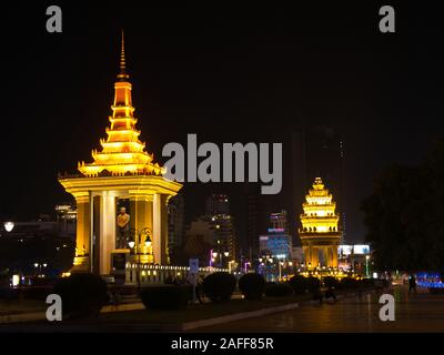 Eine Nachtansicht der Norodom Sihanouk Denkmal, mit dem Independence Monument im Hintergrund. Stockfoto