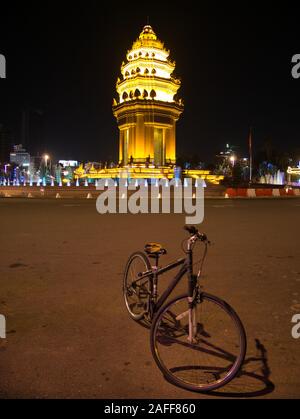 Nachtansicht der Independence Monument (vimean Ekareach) in Phnom Penh, der Hauptstadt von Kambodscha - 1958 gebaut Stockfoto