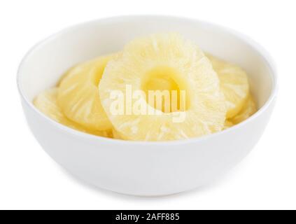 Teil der erhaltenen Ananas Ringe als detaillierte Nahaufnahme auf weißem Hintergrund Stockfoto