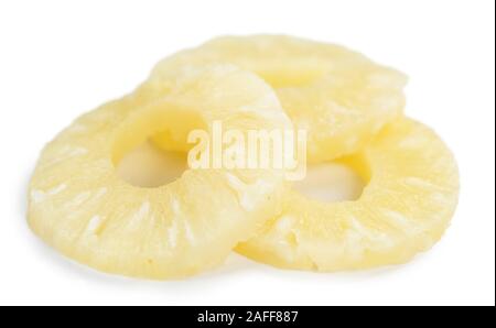 Teil der erhaltenen Ananas Ringe als detaillierte Nahaufnahme auf weißem Hintergrund Stockfoto