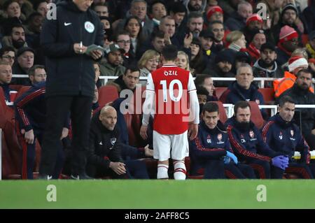 London, Großbritannien. 15 Dez, 2019. Freddie Ljungberg (Arsenal caretaker Manager) schaut auf Mesut Ozil (A) nach ihm Substitution im Arsenal v Manchester City Premier League Spiel im Emirates Stadium, UK am 15. Dezember 2019. ** Nur die redaktionelle Nutzung, eine Lizenz für die gewerbliche Nutzung erforderlich. Keine Verwendung in Wetten, Spiele oder einer einzelnen Verein/Liga/player Publikationen ** Quelle: Paul Marriott/Alamy leben Nachrichten Stockfoto