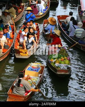 Schwimmender Markt im Mae Klong Delta (Damnoen Saduak) Stockfoto