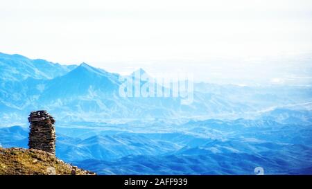 Zen ausgeglichen Steine in den hohen Bergen gegen die idyllische Landschaft. Blue Mountains in Calar Alto Sternwarte, Almeria, Spanien Stockfoto