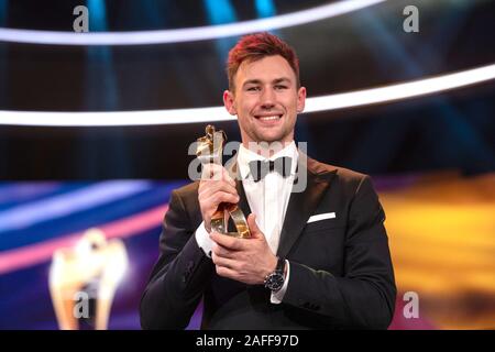 Baden Baden, Deutschland. 15 Dez, 2019. Athletik Weltmeister Niklas Kaul ist auf der Bühne mit seiner Auszeichnung als "Sportler des Jahres". Quelle: Patrick Seeger/dpa/Alamy leben Nachrichten Stockfoto