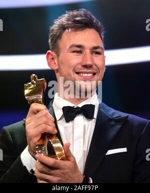 Baden Baden, Deutschland. 15 Dez, 2019. Athletik Weltmeister Niklas Kaul ist auf der Bühne mit seiner Auszeichnung als "Sportler des Jahres". Quelle: Patrick Seeger/dpa/Alamy leben Nachrichten Stockfoto