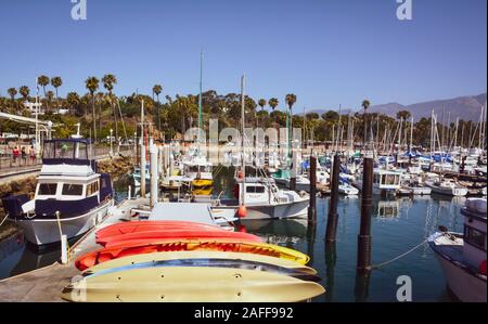 Eine wunderbare Kalifornien Atmosphäre in der malerischen und vintage Gefühl der Marina am Santa Barbara Hafen voller angedockten Boote und Kajaks zu mieten Stockfoto
