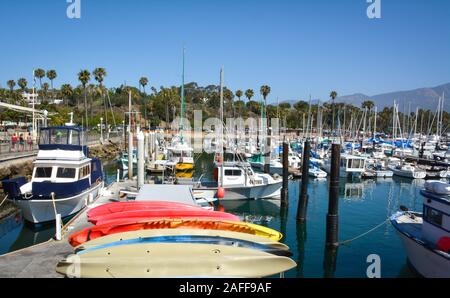 Eine wunderbare Kalifornien Atmosphäre in der malerischen und vintage Gefühl der Marina am Santa Barbara Hafen voller angedockten Boote und Kajaks zu mieten Stockfoto