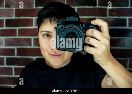 club Fotograf nimmt Selfie in Spiegelreflexion LED-Lichter Stockfoto