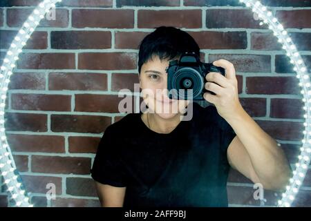 club Fotograf nimmt Selfie in Spiegelreflexion LED-Lichter Stockfoto