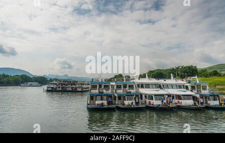 Guilin, China - August 2019: Sightseeing Boote warten auf Touristen am Ufer des herrlichen Li-fluss in Guilin Stockfoto