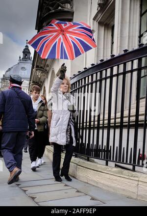 Union Jack Sonnenschirm auf die Parliament Street, am Tag nach der Bundestagswahl 2019 Stockfoto