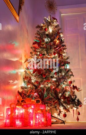 Einen künstlichen Weihnachtsbaum im Wohnzimmer Stockfoto