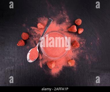 Einige Instant Erdbeeren auf einem Vintage schiefer Tafel, selektiven Fokus Stockfoto