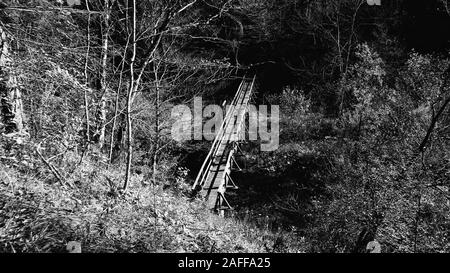 Alte Holzbrücke über den Fluss Dobra im Wald von Kamačnik, in der Nähe der Stadt Vrbovsko in Kroatien Stockfoto
