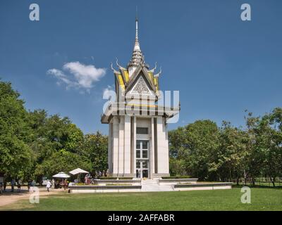 Die buddhistische Stupa in der Choeung Ek Memorial zu denen, die von den Roten Khmer in den späten 1970er Jahren ausgeführt wurden - in der Nähe von Phnom Penh in Kambodscha. Stockfoto