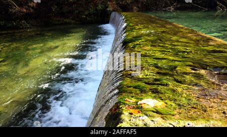 Kleiner Fluss Dobra Wasserfall bei Kamačnik, Kroatien Stockfoto