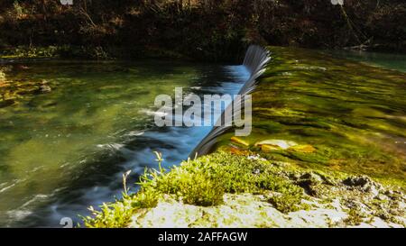 Kleiner Fluss Dobra Wasserfall bei Kamačnik, Kroatien Stockfoto
