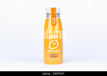 Eine Flasche Unschuldige herrliche Mango Smoothie trinken Schuß auf einem weißen Hintergrund. Stockfoto