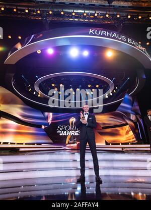Baden Baden, Deutschland. 15 Dez, 2019. Athletik Weltmeister Niklas Kaul ist auf der Bühne mit seiner Auszeichnung als "Sportler des Jahres". Quelle: Patrick Seeger/dpa/Alamy leben Nachrichten Stockfoto