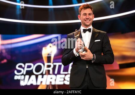 Baden Baden, Deutschland. 15 Dez, 2019. Athletik Weltmeister Niklas Kaul ist auf der Bühne mit seiner Auszeichnung als "Sportler des Jahres". Quelle: Patrick Seeger/dpa/Alamy leben Nachrichten Stockfoto