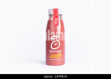 Eine Flasche unschuldige Ernst Erdbeere Smoothie trinken Schuß auf einen gelben Hintergrund. Stockfoto