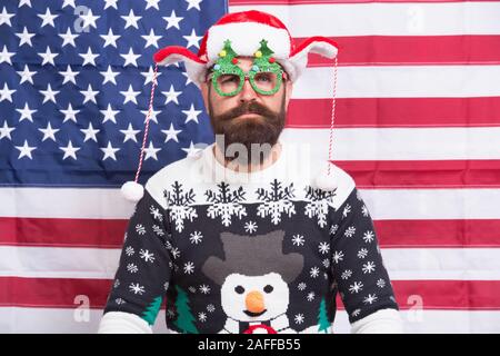 Können loslegen. Bärtiger Amerikaner ins neue Jahr feiern. Die nationalen US-Flagge. Patriotische hipster feiern Winterurlaub. All American Xmas Party. Weihnachten in den usa. Santa auf amerikanische Flagge im Hintergrund. Stockfoto