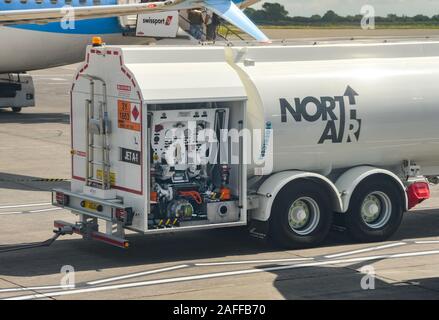 BRISTOL, England - AUGUST 2019: Aviation Fuel Tanker mit Bedienelementen auf der Rückseite der auf dem Vorfeld des Flughafen Bristol geparkt. Stockfoto