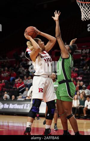 Piscataway, New Jersey, USA. 15 Dez, 2019. Rutgers Scarlet Knights center JORDAN WALLACE (44) Laufwerke an den Korb gegen den Marschall Donnernherde am Rutgers Athletic Center in Piscataway, New Jersey. Quelle: Joel Plummer/ZUMA Draht/Alamy leben Nachrichten Stockfoto