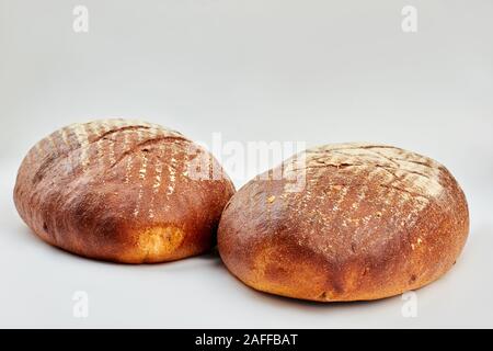 Zwei Brote von frisch gebackenem Brot. Stockfoto